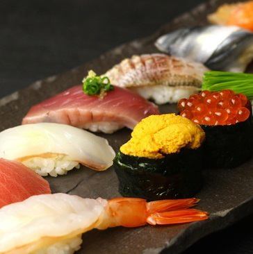 本店人气第一名 ☆ 正宗寿司主厨寿司《Omakase 10握》 3300日元 ☆ 肥金枪鱼、白肉、海胆等10种握