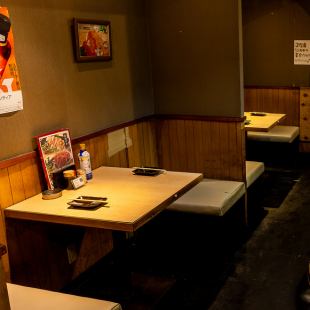 2名様テーブルは接待、デートにピッタリ。落ち着いた雰囲気の店内は大人なデートを演出し特別な日へと彩ってくれるかも。