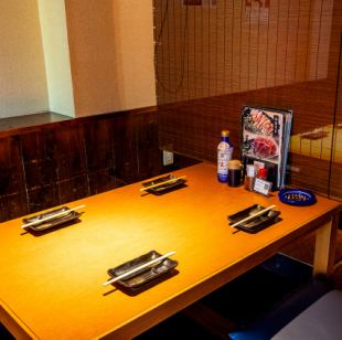 仕切りのある半個室のお席もございます。モダンテイストのおしゃれな空間になっており半個室なので周りを気にせず楽しめる。