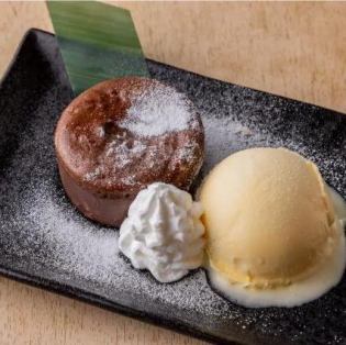 濃鬱巧克力軟糖巧克力和香草冰淇淋