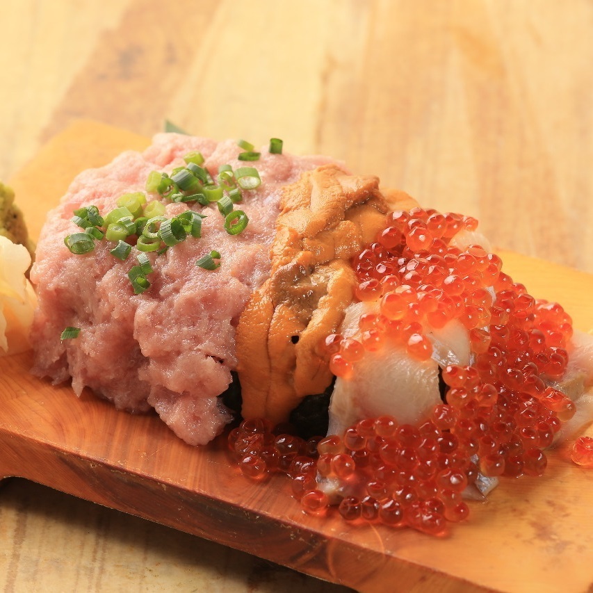 [Guaranteed to amaze you♪] Kanaeya's special overflowing sushi: 1880 yen (excluding tax)