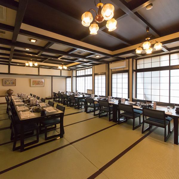 大型宴会にはゆとりある座敷席や個室を完備し、和の趣を取り入れた落ち着いた空間をご用意しています。宴会向けに広いレイアウトが可能で、移動や配膳もスムーズに対応できる設計がポイント。特別感が漂う空間は接待や記念日に加え、会社宴会などにも利用しやすく、格式を重視する方にも安心◎