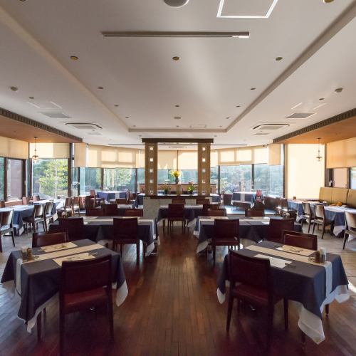 <p>少人数でのご利用にも最適な2名席やテーブル席個室を多数ご用意しています。カウンターはライブ感を楽しめる特等席で、美しい盛り付けや調理風景を見る楽しみもあり♪個室はテーブル席はプライベート重視、落ち着いた和モダンな空間が魅力。ご家族の会食やカップルの記念日にもぴったりです。</p>