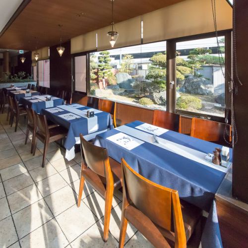 <p>店内は洗練された和の装いで、温かみのある照明や木の質感が落ち着いた雰囲気を生み出します。優雅な和風庭園が眺められる席は季節の趣を感じられ、食事の時間を特別にしてくれます！駅から徒歩圏内の好立地でアクセスも良好。接客やサービスの丁寧さも高く評価されており、接待からお祝いの席まで幅広く対応可能。</p>
