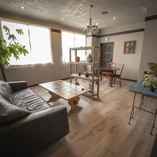 美術館のようなアートに囲まれた落ち着いた雰囲気となっています