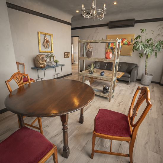 個室は3名掛けと5名掛けのテーブル席をご用意しています