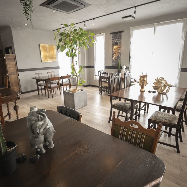 各テーブルにアートが置かれており、視覚的な癒しと楽しさをお客様にお届け致します。ご友人やご家族と一緒にご来店いただきました際には「これって何の芸術品なんだろう?」、「オシャレで不思議に空間だね」といった会話をお料理が届くまでお楽しみください。