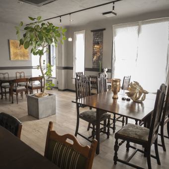 美術館のような店内となっており各テーブルにアートを展示しております。ご友人やご家族と一緒に不思議な魅力に包まれつつ、当店自慢の無水カレーを心行くまでお楽しみください♪