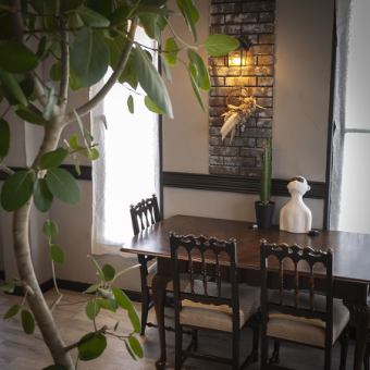 テーブル席は２名掛け、3名掛け、4名掛けと様々な用途でご利用いただけるようにご用意しています。2人だけの特別な日を過ごすのにピッタリな２名掛けテーブル席やご家族とのお食事や女子会利用に最適な3名掛け、4名掛けのテーブル席でゆったりとお過ごしください。