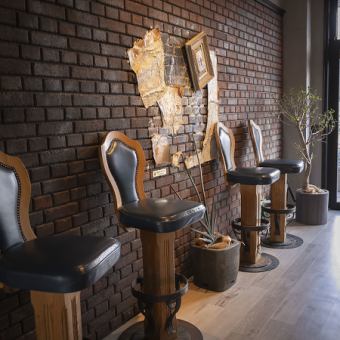 細部に至るまで店内はアートを意識したつくりとなっております。お食事でお腹を満たすだけでなく、視覚的にお楽しみいただけるようにしています。