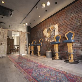 美術館やお屋敷を思わせるような店内となっています。オシャレで落ち着いた雰囲気の店内で当店自慢の美と健康を意識したお料理やドリンクの数々をお楽しみください。