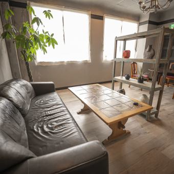 2階の個室は3名掛けのソファー席と5名掛けの丸いテーブル席をご用意しています。落ち着いた雰囲気の中で女子会やデート利用など様々な用途でご利用ください。