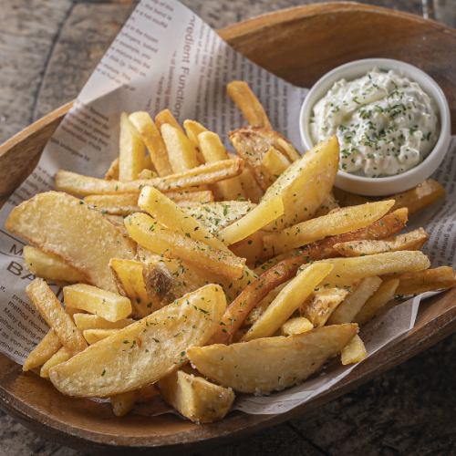 フライドポテト【絶対ありで食べてほしいサワークリーム付き】<M>