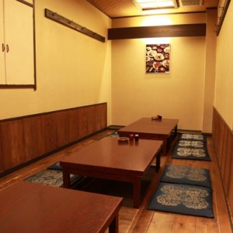 A small number of people can relax in the 1st floor tatami room horigotatsu.[4 seats x 2] [6 seats x 1]