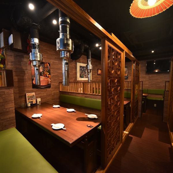 [A semi-private room for 4 to 6 people is available] A spacious and relaxing bench seat table seat.Since you can't see the faces of the customers next to you, you can enjoy Yakiniku and Korean food in a calm atmosphere! Good access from the station! Please use it for various banquets in Shimbashi!