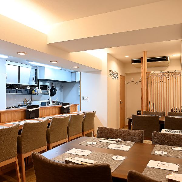 [Proud restaurant] The interior of the restaurant, which was created from scratch, is full of cleanliness, so you can relax and enjoy your meal.Also, the counter is made from a single board, and the chairs have both elbow rests, so your butt doesn't hurt.Please spend your time slowly at "Cooking Ginro".