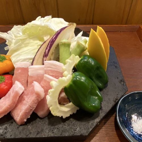 The most popular dishes are the lava-grilled dishes [Seven kinds of Itoshima vegetables] and [Beautiful pork loin]!