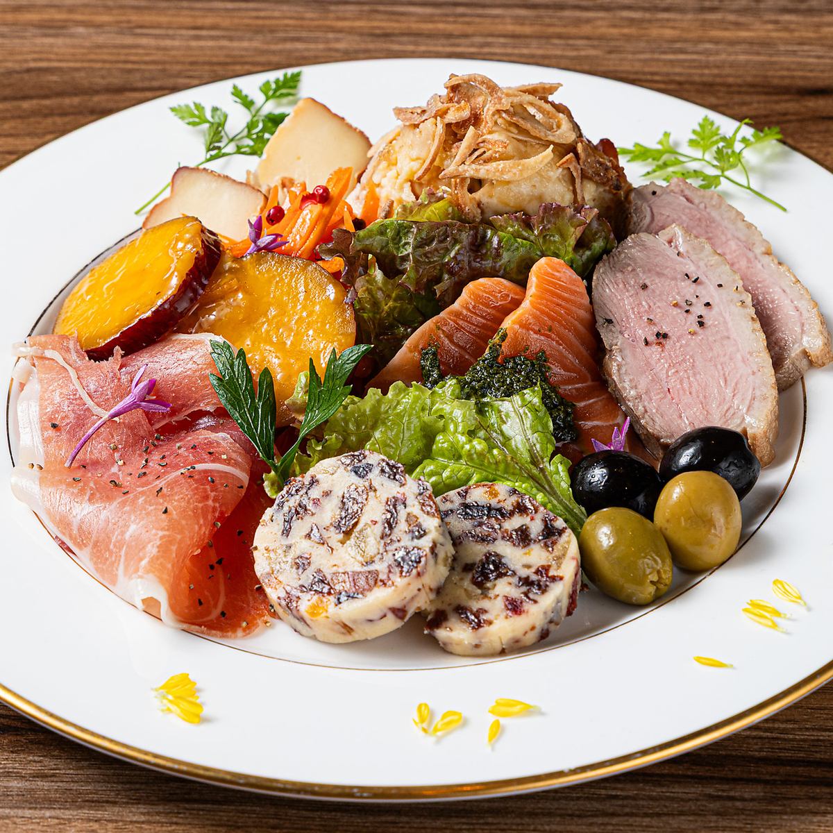 ソムリエが厳選したワインとワインに合わせた お料理を楽しめるお店◎