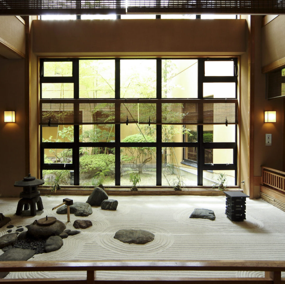 数寄屋造りの館内は、和の美しさと静けさを大切にした落ち着いた空間。四季折々の景色を映す庭園や枯山水を眺めながら、心がほどけるような癒しの時間をお過ごしいただけます。