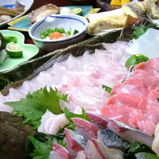 瀬戸の季節の美味しさを存分に地魚コース+ふぐ刺し　2名様～OK  6600円(税込)  3月～10月末