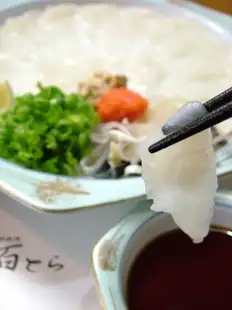 想品尝河豚料理？那就来百虎吧！【河豚套餐】包含河豚刺身和河豚火锅等5道菜：5500日元（含税），3月至11月供应。