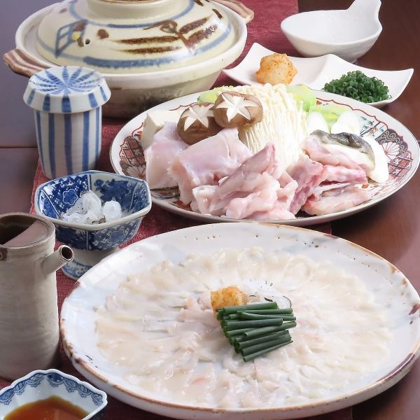 The owner carefully prepares the delicious fugu and ages it for 24 hours. [Various fugu dishes]