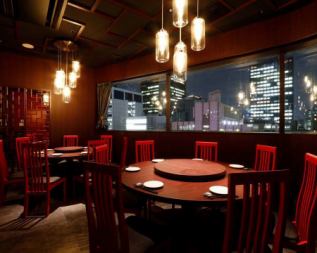 【无烟席】镜子的倒影和玻璃吊灯与夜景融为一体，鲜艳的红色椅子给您一种非凡的心旷神怡之感。中央的桌子可以旋转来分享菜肴。真实的华人世界！