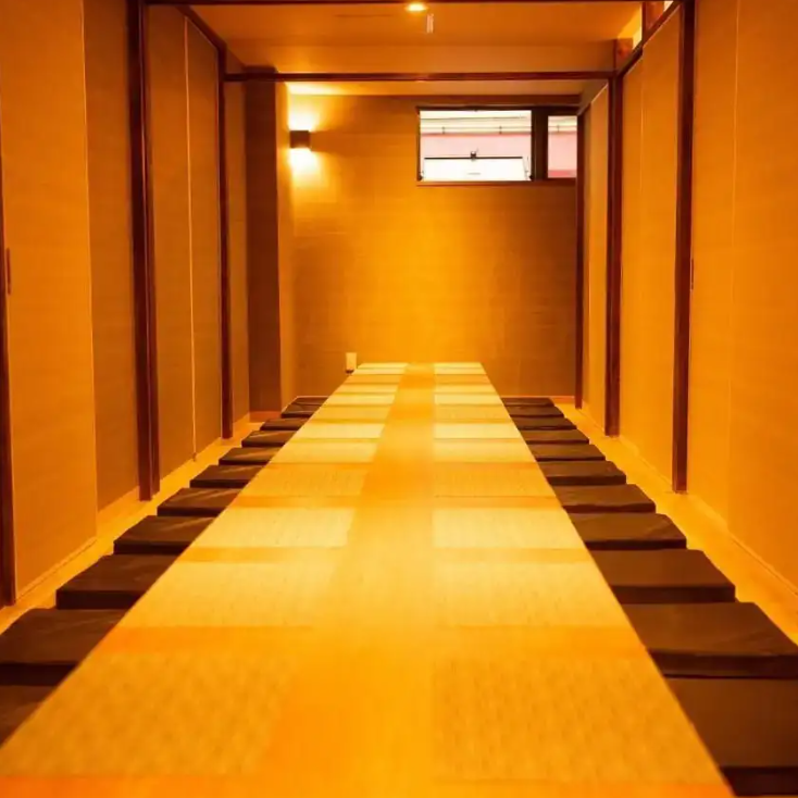 間接照明の上品な灯りが優しい雰囲気を醸し出している店内