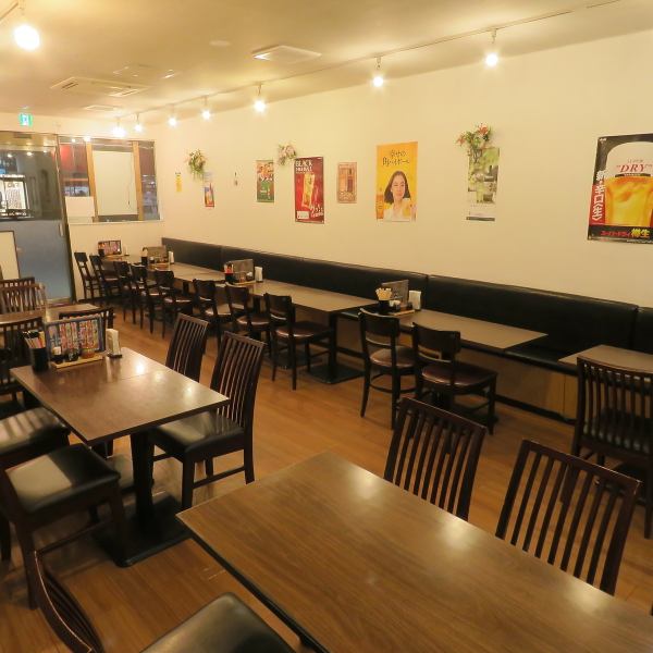 【広々としたテーブル席をご用意】4名様席を結合して、10名様のご案内可能です♪みんなでワイワイと、お食事やお酒をご堪能いただけます☆店舗貸切もできますので、人数やご予算などお気軽にお問い合わせください。ご予約お待ちしております♪