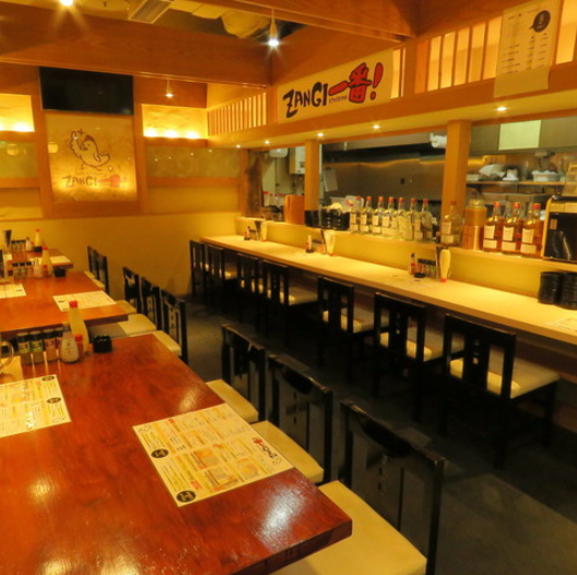 【店内】荏原中延駅徒歩1分。ワンフロアの店内は蔵を思わせる黒と茶を基調とした空間です。入ってすぐ目を惹くのは壁一面の地酒専用の冷蔵庫、中には全国津々浦々の地酒が都道府県別に並んでいます。テーブル席、カウンター席、個室と様々なスタイルのお席をご用意していますので、どうぞお気軽にご利用下さい。