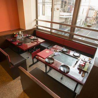 There are a total of 9 table seats for 4 people on the 2nd floor! There are bench seats on the wall side, so you can sit comfortably.Great for families with children.Please use it at year-end party and new year party!