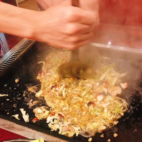 Enjoy hot Monja on an iron plate ★ Many toppings ◎