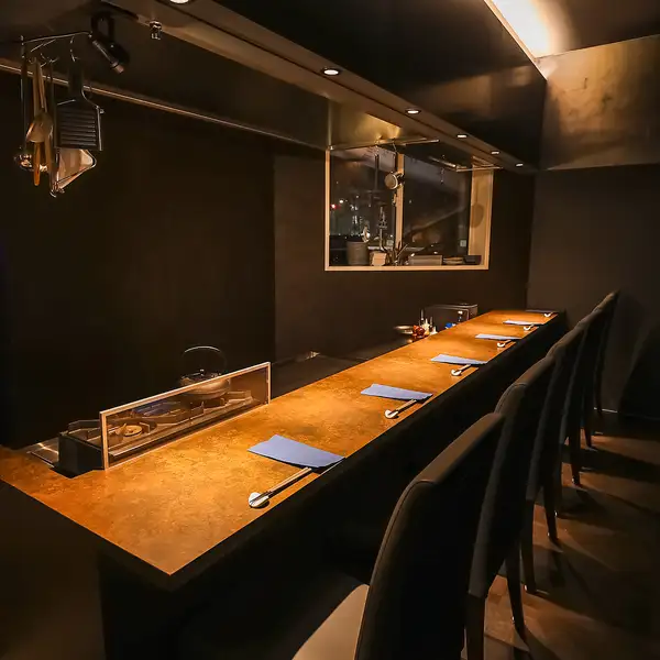 目の前の鉄板でダイナミックに調理されるライブ感を味わえるカウンター席!じゅわ~と広がる音と香ばしい香りが五感を刺激します。お仕事帰りのサク飲みや、大切な人とのデートにぴったりの特等席です◎臨場感あふれる空間で、贅沢なひとときをお過ごしいただけます。