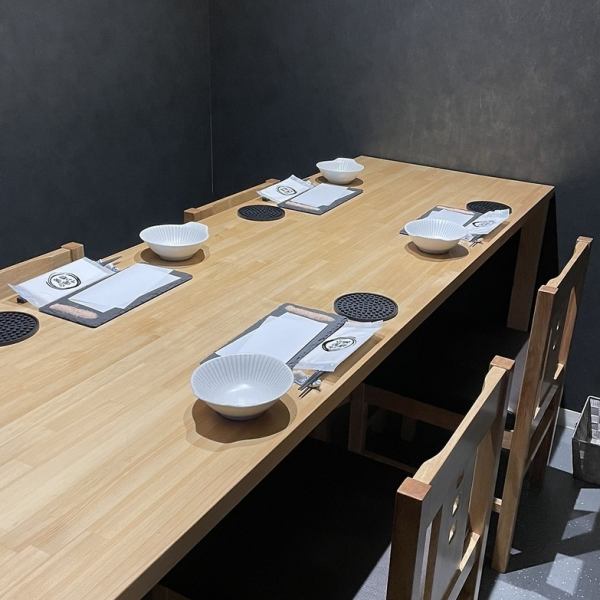 The seats in the private room are completely private, so you can enjoy your meal slowly without worrying about your surroundings.We also have counter seats that can be used by one person, so please feel free to come by!