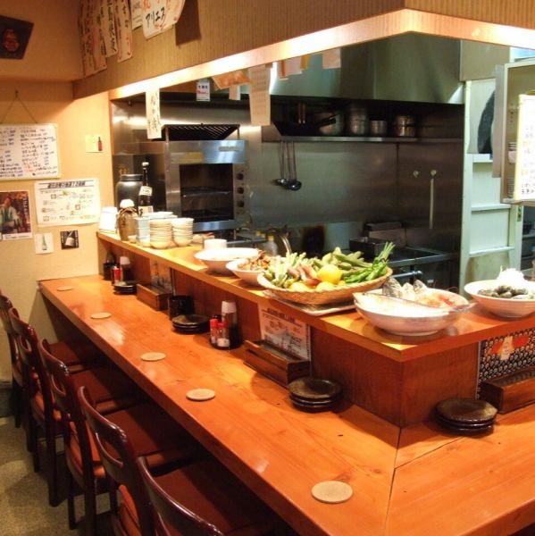 OK横丁の奥にひっそりと佇む当店は、一軒家を改装した楽市楽座です。長崎や新潟から直送される新鮮な魚が自慢で、食材の鮮度には絶対の自信を持っています。カウンター席が設けられており、一人でもゆったりと過ごすことができるのが魅力。