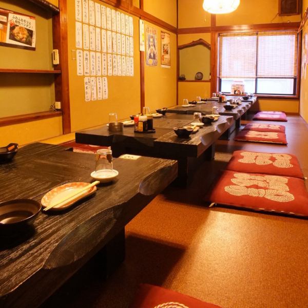 当店の2階には、どこか懐かしい雰囲気の和風個室があり、最大20名様までご利用いただけます。この個室は、落ち着いた色合いと木の温もりが心を和ませてくれます。大切な会食や歓送迎会、友人との集まりに最適なこのスペースは、プライベート感があり、周囲を気にせずリラックスして過ごすことができます。