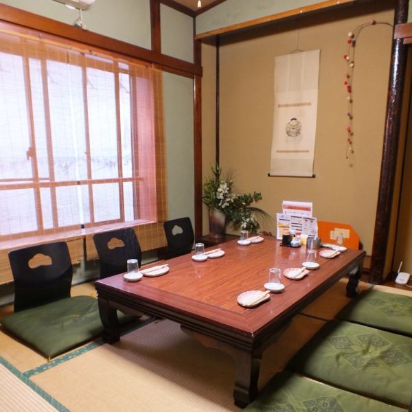 当店の2階には、6名様までご利用いただける個室があります。美味しい料理とお酒を楽しみながら、仲間うちで語り合うには最適な空間です。個室は、プライベート感があり、周囲の目を気にせずにリラックスして過ごせます。心地よい雰囲気の中で、思い出話や近況報告をしながら、笑い声が絶えない素敵な時間をお過ごしください