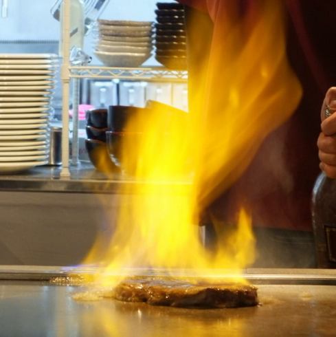 店内で仕込む絶品肉は鉄板焼で豪快にどうぞ♪