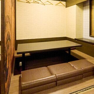 掘りごたつ座敷席は、少人数様～団体様まで幅広く対応しています。ゆったりとした空間で、美味しいお料理をお楽しみください。宴会のご予約も承ります。お気軽にお問い合わせください。