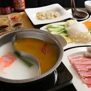 【辛いものが苦手な方】餃子火鍋〈カレー湯×白湯〉水餃子付＆野菜食放！豚ロースorラム肉
