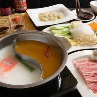 음방부 【매운 것이 서투른 분】만두 불 냄비〈카레탕×백탕〉물만두 첨부&야채 식방!돼지 로스 or램 고기