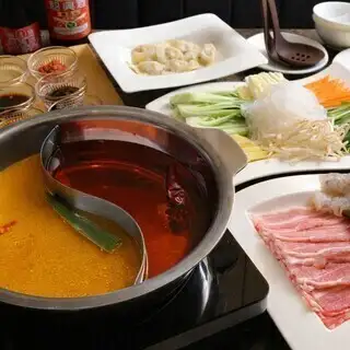 飲放付【辛旨×スパイシー】餃子火鍋〈辛湯×カレー湯〉水餃子付野菜食べ放題！豚ロースorラム肉