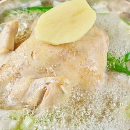 ◆清流鶏タッカンマリ◆「タッカンマリ」は、鶏一羽を丸ごと豪快に煮込む韓国で人気の鍋料理！