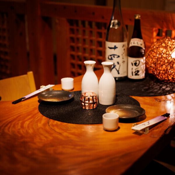 喧騒から一歩離れた、落ち着きのある空間。当店の個室は、2名様からご案内可能でまるで自宅のようにくつろげるプライベート空間です。ゆっくりと語り合いたい夜、大切な人との時間を邪魔されたくないときに。美味しい料理と、心をほぐす空間をご用意しています♪