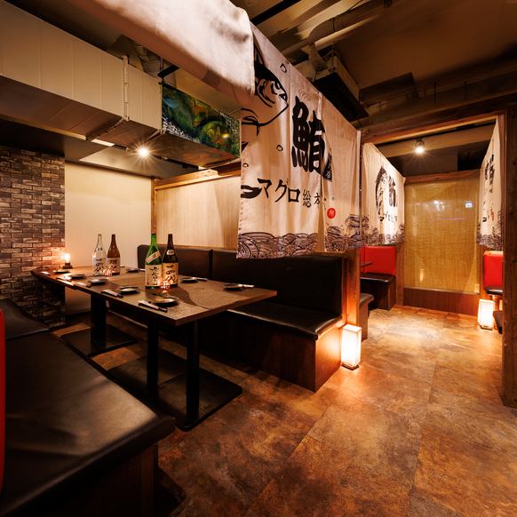 大人気の半個室は最大10名様までご利用可能です！にぎやかな居酒屋の楽しさはそのままに、ちょっとだけ仕切られた空間で、周りを気にせずゆったり過ごせるそんなちょうどいい贅沢が叶うのが、当店の半個室席です。会社の宴会、友人同士のパーティー、二次会など様々なシーンに合わせてお席をご用意いたします！