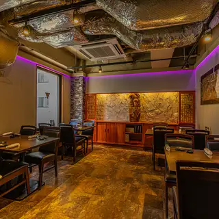 【当日予約OK!】当店のテーブル席は、一人ひとりの空間にゆとりがあり、どんなシーンでも心地よく過ごせるよう設計されています。仕事帰りの飲み会や気の置けない友人との語らい、ご家族とのお食事まで、幅広いシーンに対応。テーブルいっぱいに並ぶ旬の料理と、くつろぎの時間をご提供いたします。