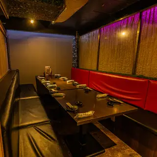 【大人数宴会も大歓迎】10名様までご利用可能な半個室席。にぎやかな居酒屋の楽しさはそのままに、ちょうどよく仕切られた空間で、周りを気にせずゆったり過ごせるそんな“ちょうどいい”贅沢が叶うのが、当店の個室席です。ちょうどいい距離感。居心地の良さが心をほぐすそんな空間をお楽しみください♪
