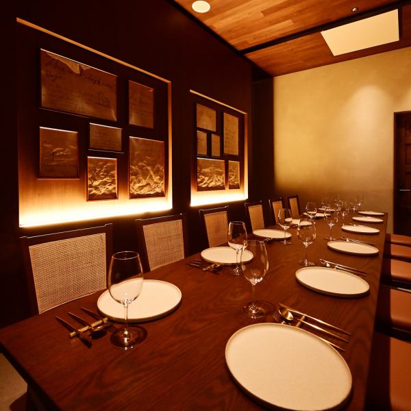 [Table private room 4 people x 1 room / 6 people x 1 room / 12 people x 1 room | Maximum 22 people] A space unified in a chic brown color that makes you feel at ease even in a solemn atmosphere.We have a completely private room that is perfect for a private dinner.It can accommodate from 4 to 22 people, so you can enjoy a relaxing time from small banquets to medium-sized dinners.