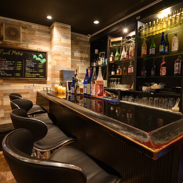 【おしゃれな雰囲気で。】バーとしての利用を楽しまれたい方にはカウンター席がおすすめです。店主やご友人との会話を楽しみながら至福のひと時をお過ごしください。
