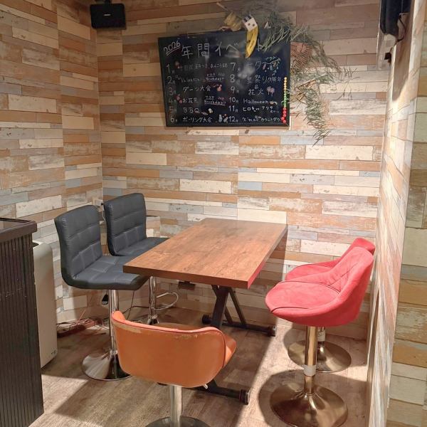 【少人数から貸切まで！】お食事をメインで愉しまれたい方にはピッタリのテーブル席。テーブル席では最大6名でのお食事が可能です。貸切のご利用は10名様から承っております♪貸切予約を希望の方は1週間前までにお電話ください。